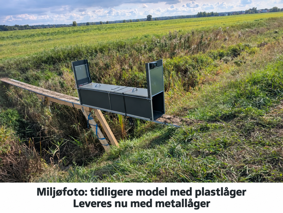 LeLa-fælde på bro ved mark – miljøfoto af tidligere model med plastlåger; leveres nu med metallåger