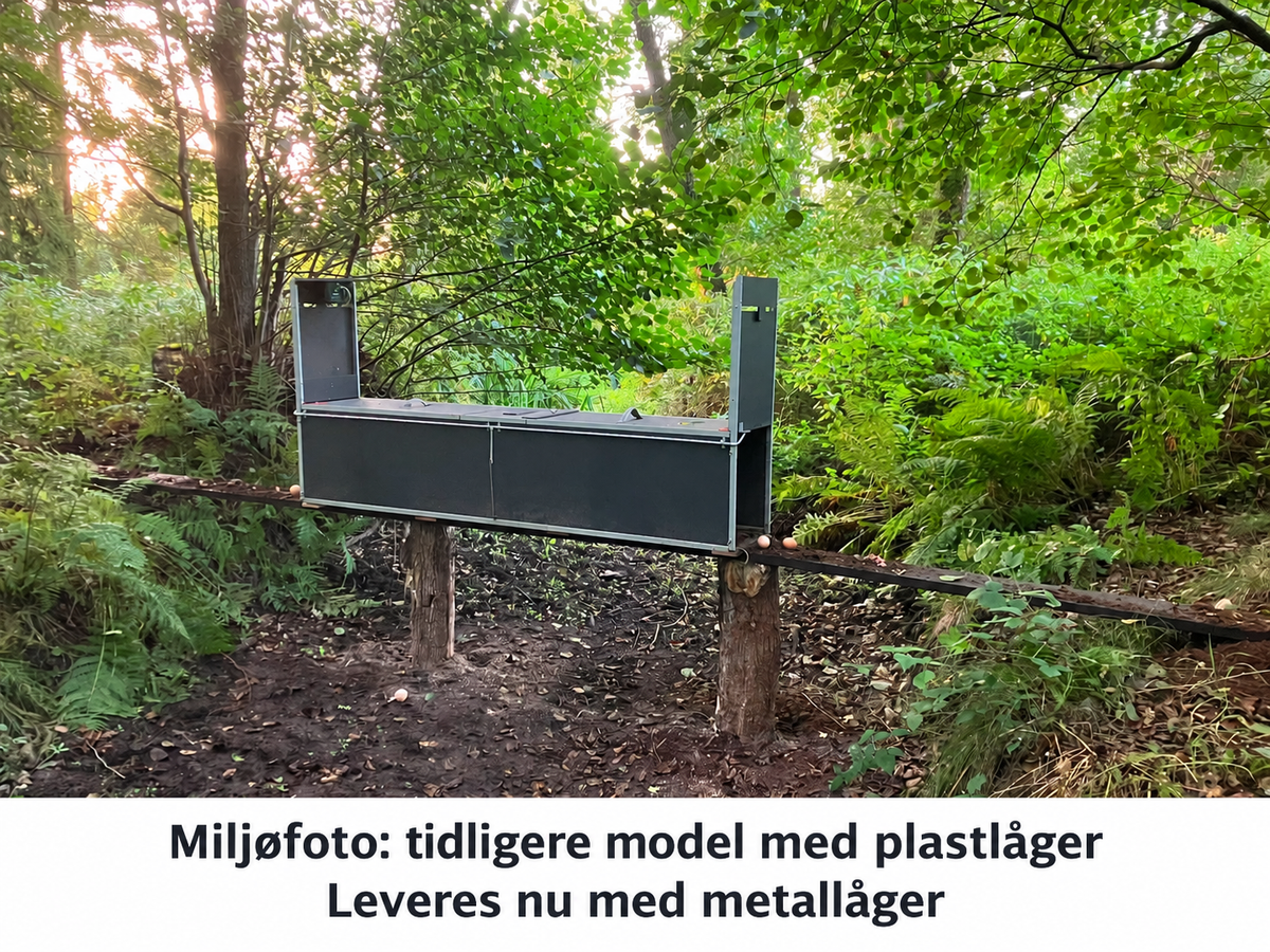 LeLa-fælde på bro i skov – miljøfoto af tidligere model med plastlåger; leveres nu med metallåger